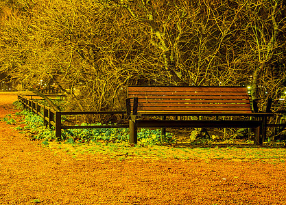晚上在公园的红色长凳图片