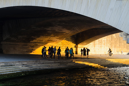 巴黎塞纳河伊埃纳桥下行走的过路人图片