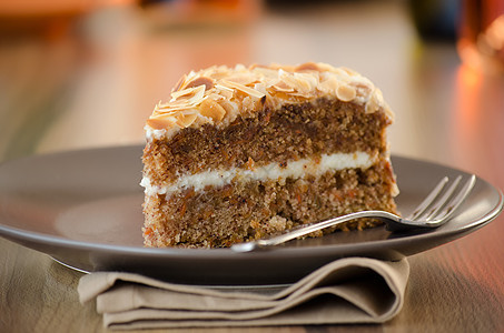 胡萝卜蛋糕桌子白色蛋糕餐巾奶油盘子小吃美食糕点棕色图片