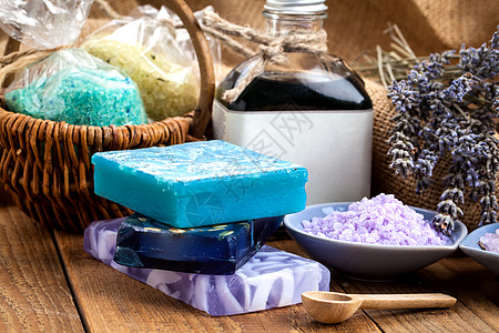 木本底的手工制熏衣机肥皂洗澡水分花束环境蓝色香味护理植物芳香薰衣草背景图片
