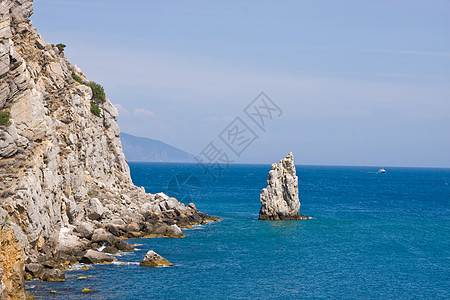 海中有岩石和船图片