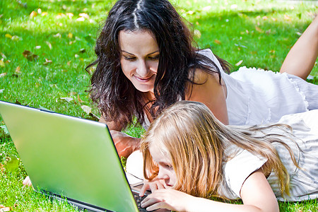 学习母亲和女儿电脑童年父母女性笔记本孩子女学生黑发金发白色背景图片