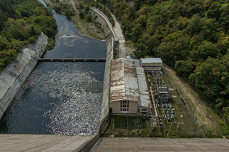 Topolnitsa大坝的旧HPP  工厂金属水电电压院子活力树木环境溢洪道建筑高压图片