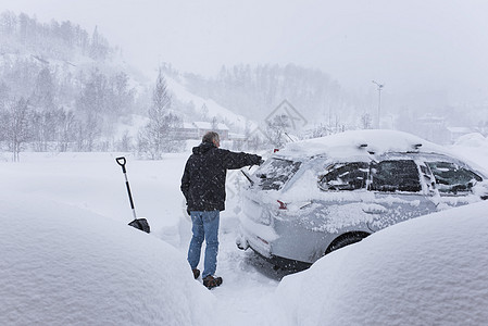 一辆汽车的雪雪图片