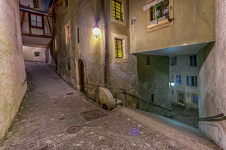 瑞士日内瓦旧城街上老城街鹅卵石窗户城市乡村入口隧道快门路面楼梯路灯图片