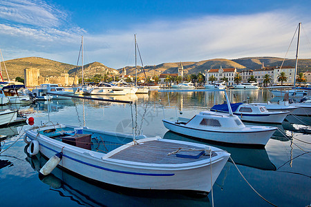 教科文组织城市Trogir港口和建筑图片