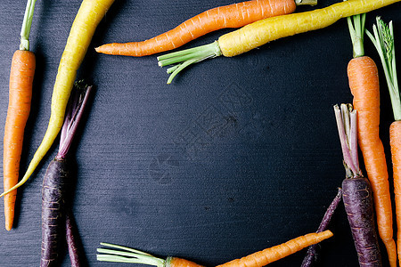 桌上的胡萝卜紫色木头萝卜芳香厨房味道收成食物木板蔬菜图片