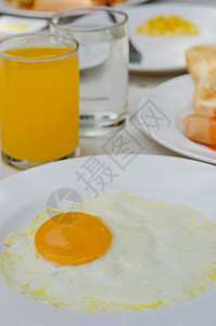 煎蛋和果汁油炸早餐橙子白色美食食物盘子黄色玻璃图片