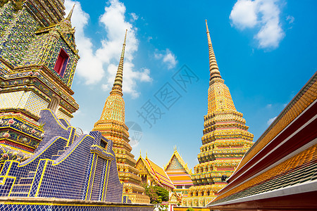 泰国曼谷Wat Pho寺庙塔塔建筑学蓝色装饰品宝塔避难所雕像文化艺术佛教徒游客图片