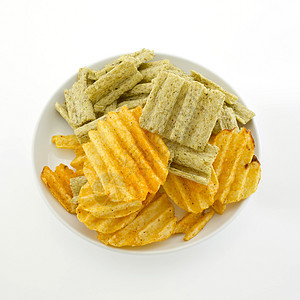 白底的混合土豆脆薯和玉米片谷物玉米碳水食物小吃小麦活力薄片营养化合物饮食图片