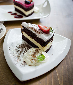 巧克力蛋糕和玫瑰莓蛋糕可可咖啡杯盘子白色食物甜点背景图片