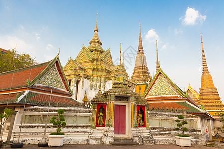 泰国曼谷Wat Pho寺庙塔塔艺术避难所遗产天空奢华蓝色建筑学佛教徒雕像文化图片