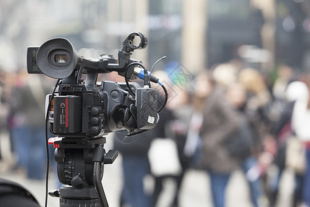 用摄像机拍摄一个活动广播电视行动摄像师通讯摄影师新闻业记者居住报告文学图片