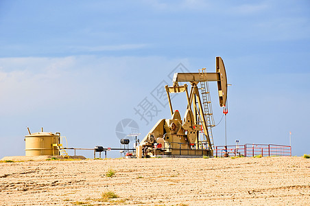 面对蓝天的原油油泵杰克图片