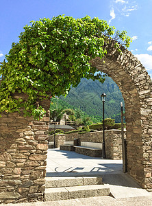 安道尔历史中心La Vella的石拱门图片
