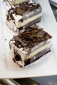 三巧克力慕斯蛋糕蛋糕杯子甜点甜食巧克力食物图片