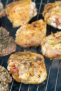 在烤架上用美味的烤肉烧烤用餐架子美食烹饪牛肉腰肉木炭野餐花园小鸡图片