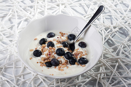 蓝莓和酸奶 含梅斯利浆果勺子蓝色白色木头营养早餐谷物水果饮食图片