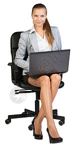 女商务人士用笔记本电脑坐在办公椅子上女性照片女士车轮黑色扶手椅工作室办公椅马尾辫膝盖图片