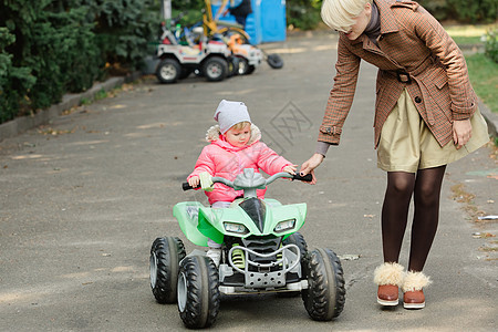 小女孩在公园里骑玩具车快乐幸福孩子童年女士喜悦乐趣图片