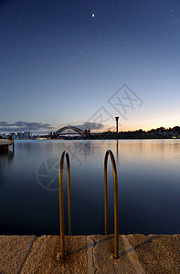 雪梨港桥两端的西悉尼港桥上的梅扎鲁纳图片