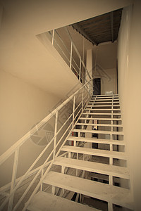 内部有楼梯住宅财产房地产地板销售栏杆公寓入口房子照片图片