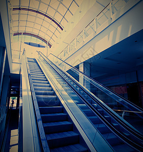 电扶车民众脚步交通商业办公室运输购物中心城市自动扶梯蓝色图片