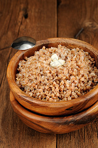 木碗中的俄罗斯小麦卡沙勺子谷物木头背景稀饭黄油早餐美食木质饮食图片