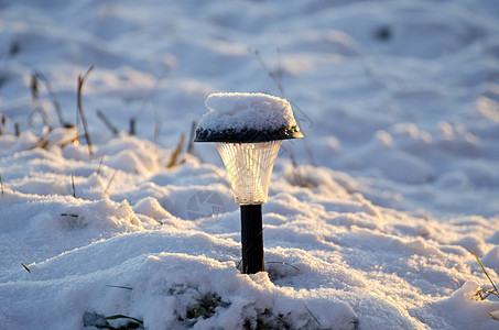 冬季的雪白太阳能花园灯图片