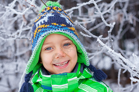 冬季男孩幸福孩子童年微笑季节快乐天气男生花园帽子图片