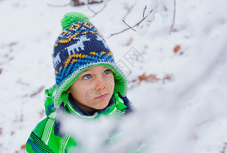冬季男孩天气童年游戏乐趣微笑衣服太阳花园探索孩子图片
