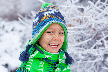 冬季男孩手套太阳快乐男生幸福天气衣服微笑季节童年图片