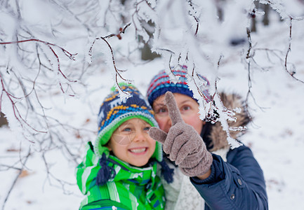 与母亲同在的冬季男孩微笑游戏天气孩子乐趣男性探索女士衣服男生图片