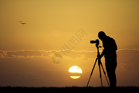 日落时摄影师相机男人插图摄影热情观鸟三脚架工作图片