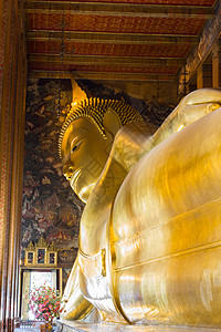 紧要的就是在Wat Pho华府内宗教佛教徒寺庙文化纪念碑历史性雕塑精神金子身体图片