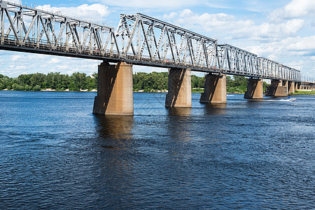 基辅乌克兰Petrivskiy铁路桥横跨Dnieper桁架平台格子蓝色火车银行天空建筑学金属梯形图片
