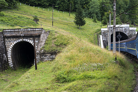 进入火车的喀尔巴阡山两条隧道图片
