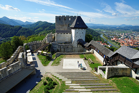 斯洛文尼亚Celje中世纪城堡 萨文贾河上方垛口爬坡房子楼梯村庄蓝色视角院子正方形堡垒背景图片