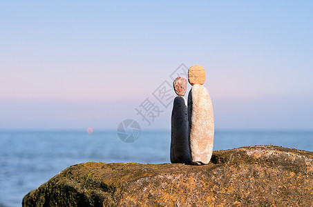 男人和女人的足迹岩石温泉鹅卵石海洋碎石冥想海滩石头卵石巨石图片