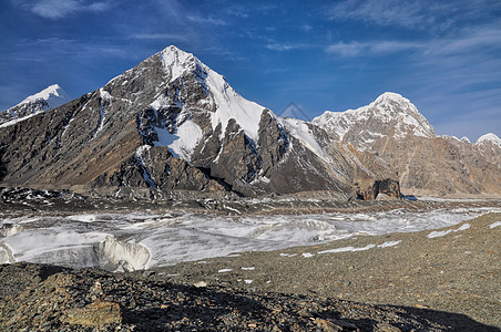 吉尔吉斯斯坦的恩吉切克冰川山脉岩石高度山峰风景远足图片