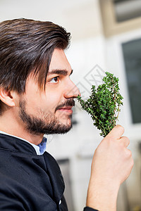 厨师检查一帮草药的新鲜性营养美味味道香气美食调味品职业男性餐饮食物背景图片