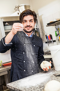 在做糕点时将面粉切成面纸厨房柜台美食厨师甜点餐饮男人馅饼糖果面团图片