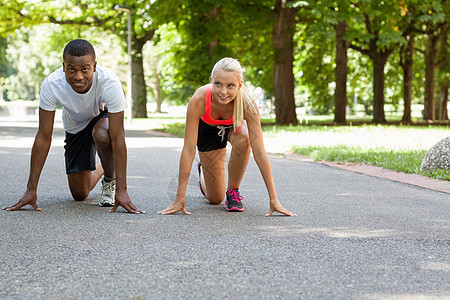 夏在户外公园的青年跑步运动员训练活动男人身体城市闲暇娱乐女士运动装速度图片