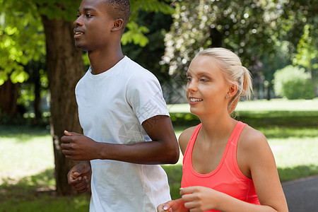 夏在户外公园的青年跑步运动员速度女性公园训练娱乐女士成人行动身体运动图片