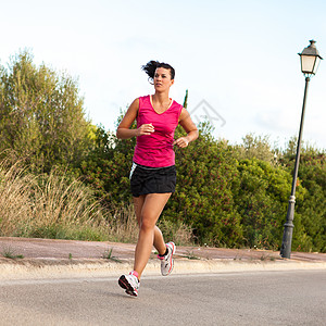 白种女人在公园里慢跑慢跑者运动员街道远距离跑步福利越野自由活力步幅图片