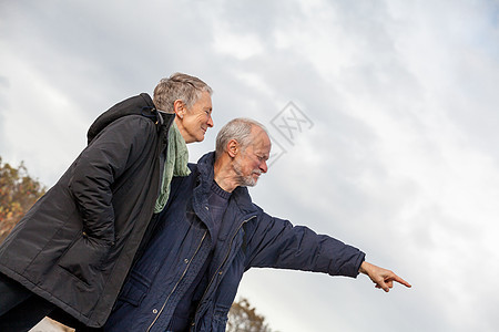 生活幸福的老年夫妇一起户外老年人成人白发夫妻享受退休头发喜悦妻子男人祖母图片