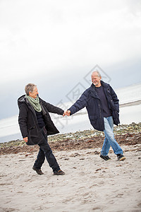秋天在海滩散步的成熟幸福情侣女士闲暇家庭假期退休男人丈夫女性老年娱乐图片