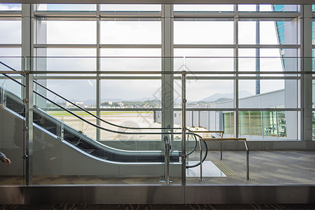 机场自动扶梯向外伸展背景图片