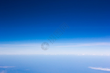 云空中的蓝色天空天际运输飞机乐趣游客气氛航空假期天气明信片图片