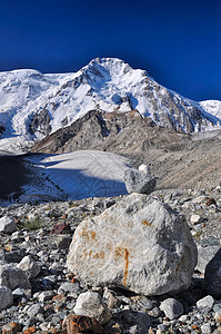 吉尔吉斯斯坦天生省照射山脉旅行风景顶峰阳光冰川全景远足岩石图片